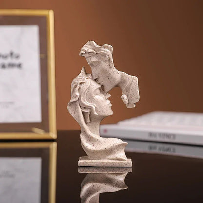 Mini Resin Lovers Statue Figurine Kissing Posture Model Craft Sculpture Ornament Home Decor Desktop Wine Cabinet Decoration New