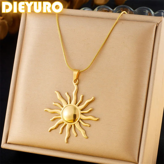 DIEYURO Halskette mit goldenem Sonnenanhänger aus 316L Edelstahl für Frauen und Mädchen. Neues, prägnantes Solar-Halsketten-Schmuckgeschenk.